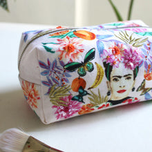 Load image into Gallery viewer, Frida Kahlo Fruit snyrtitaska
