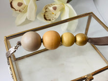 Load image into Gallery viewer, Trékúlu lyklakippa
